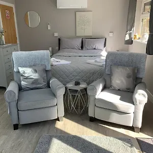 https://wisteria-lodge.tophotelsbath.com